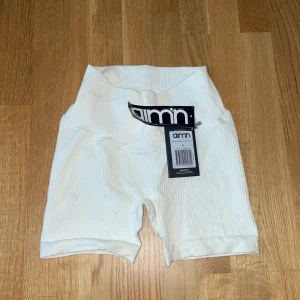 Aimn - Shorts från aimn. Oanvända, prislapp kvar. Strl Xs. Färg off white. Modell midi biker shorts. 