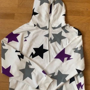 Bapesta Zip Up Hoodie Vit, Lila, Grå, Svart - Otroligt fet och oversized Storlek M Så snygga färger, Osäker på äktheten köpt från Japan så säljer billigt