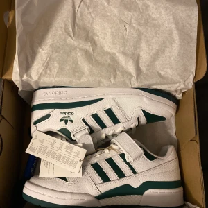 Adidas forum low. Grön - Oanvända. Glömde bort att skicka tillbaka dem och säljer dem därför nu. Nypris 1100kr. Köparen står för frakt.