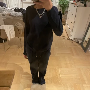 Tröja - Så söt mörkblå tunnt stickad tröja 