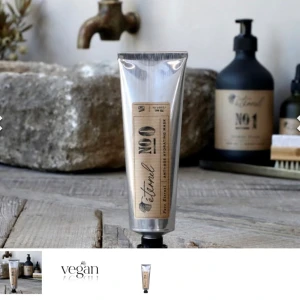 Om Éternel Hydrating mask anti-age No.0.  - Éternel Hydrating mask anti-age No.0 75 ml Pure Éternel  Information Durability: Unopened 30 months 12 months after opening. Total up to 42 months This product is vegan. Description Ingredients: Aqua, Glycerin, Rhodiola Rosea Root Extract, Pseu