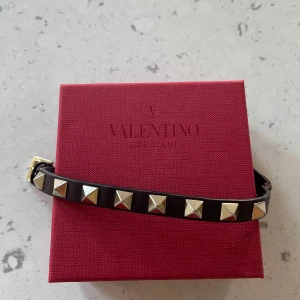 Valentino armband vinrött - Valentino armband i färgen vinröd, som jag inte längre använder. 