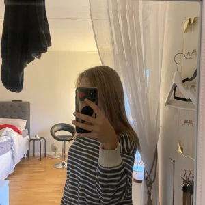 Sweatshirt  - Säljer min super fina randig sweatshirt från zara. Den är super söt och fin på, säljer för att den blivit lite för liten för mig. Är knappt använda men älskar verkligen den💕 köparen betalar för frakten 