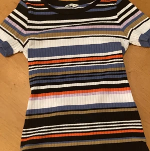 Randig tshirt - Tshirt i tjockt material! Köpt för ett bra tag sedan men inga hål/fläckar eller liknande! XS och tight/liten i storleken.