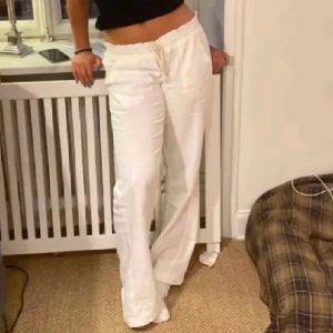 Linnebyxor  - Linnebyxor från oshyo🫶🏽🫶🏽sjukt lika de från roxy. Nypris ca 500 skulle jag tro men säljs för 300kr + frakt. Första bild är alltså lånad 