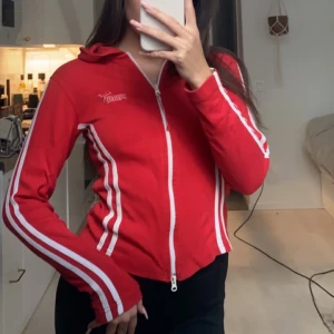 Vintage puma hoodie  - Vintage tunn zip hoodie från Puma, storlek xs/s, köpt second hand men aldrig använt 