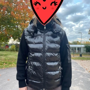 Moncler jacka cardigan  - Moncler jacka till salu. storlek M men passar även fint på L. Stretchigt material och den är unisex.