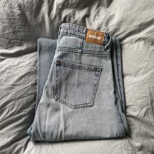 Sparsamt använda jeans från Weekday. Modell: Ace Färg: san fran blue Storlek: 28/34  