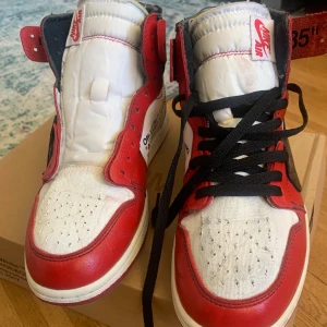 Nike x Off-White Jordan 1 custom replika lol - Så många som skrev på dessa innan gör om hela annonsen. Storlek 42,5-43 OG box, inga Og laces eller hangtag. Satt på egen swoosh och Nike airtag på tungan därav ”custom” replicas. Hade tänkt göra nåt coolt konstprojekt med dessa men orkar ej. 