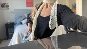 Virkad miniscarf  - Trendig virkad miniscarf i vitt. Märke okänt. Tunn och mellanlängd. 