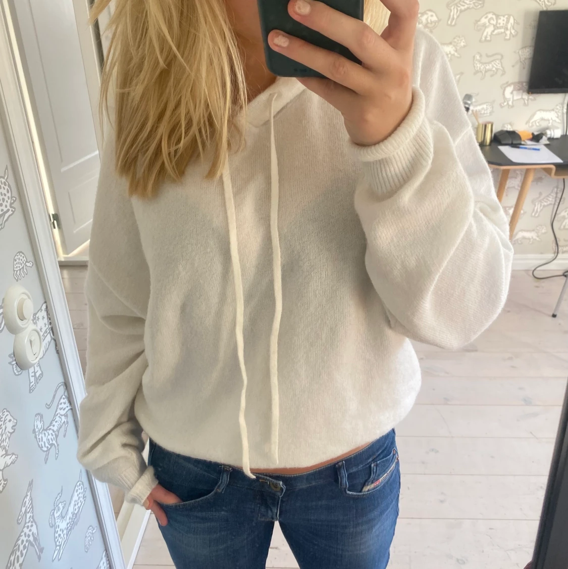 Finstickad vit hoodie!