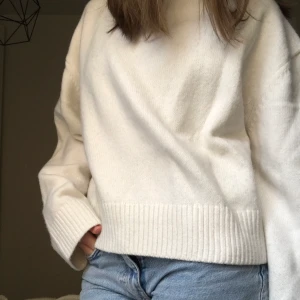 Stickad tröja med hög krage - Superfin, vit, stickad tröja från hm. Köpt för ungefär ett år sedan, men knappt använd och i jättefint skick. Använder ej köp nu så kontakta mig för att köpa. Originalpris ungefär 300 kr. Köp direkt för 200 kr + frakt, annars buda. Bud är bindande. 