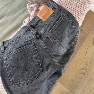 Levis jeans i modellen Wedgie Straight i storlek W25 L26, högmidjade och croppade i benen🤍 TRYCK INTE PÅ KÖP NU