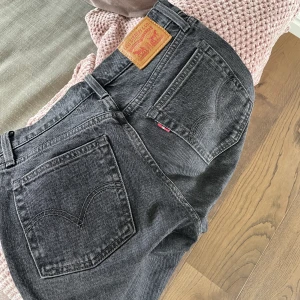 Levis jeans - Levis jeans i modellen Wedgie Straight i storlek W25 L26, högmidjade och croppade i benen🤍 TRYCK INTE PÅ KÖP NU