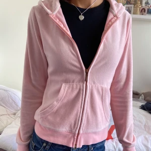 Ljusrosa juicy couture tröja - Jättefin ljusrosa zippup hoodie från juicy couture. Använd mycket män i väldigt bra skick. Skriv för fler bilder💕💗(priset kan diskuteras!) 