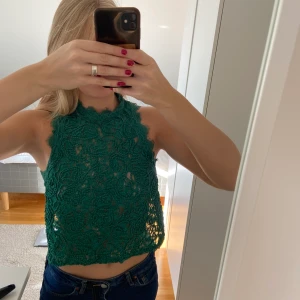 Grön topp💓 - Jättesöt grön spetstopp💓 Finns en dragkedja där bak!