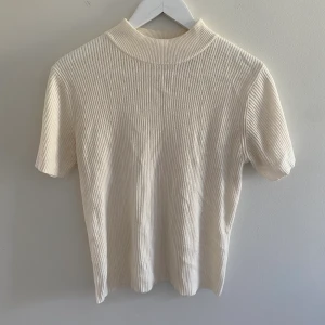 Vit polotröja  - Säljer nu vidare då den inte kommer till användning längre. Skriv privat för frågor eller flera bilder. (Säljer även shortsen!)  80kr + frakt 💕