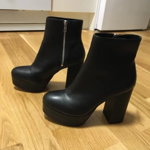 Klackskor monki - Svarta skinnimitiation klackskor från monki i storlek 39! Använda men i fint skick, varit några stenar som fastnat i sulan, men annars fina! 