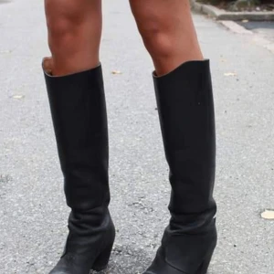 Acne pistol boots svarta stlk 36 - I storlek 35 (passar mig som vanligtvis har 36,5).Stövlarna har lite veck i skinnet så som skinnskor får samt ett mindre märke i skinnet på vänster skon (se bilder). Ena hälen har en ytlig skada, men har aldrig tänkt på det direkt. Sulor bra skick.