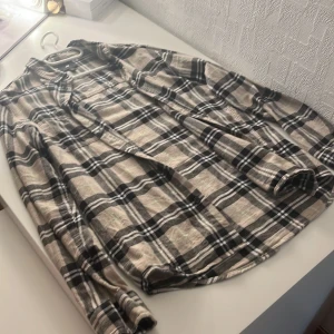 Fin flannel med rutmönster storlek S - Köptes från H&M och är knappt använd. Väldigt fint plagg men har nu växt ur den. Kan mötas i borås annars står köparen från frakt👍🏽😁