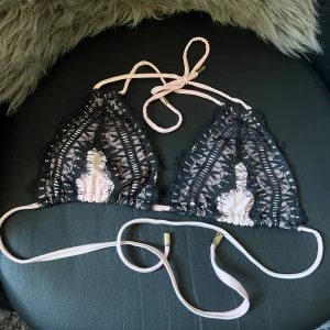 Elsa & rose bikiniöverdel  - Storlek S, köpt här på Plick men den passade tyvärr inte.  Köparen står för frakten ☺️🍂