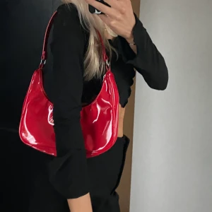 Röd väska - Röd väska oanvänd 