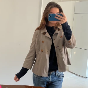 Kappa!!! - Säljer den snyggaste kappan men kortare ärmar från Vero Moda!! Så fin💗