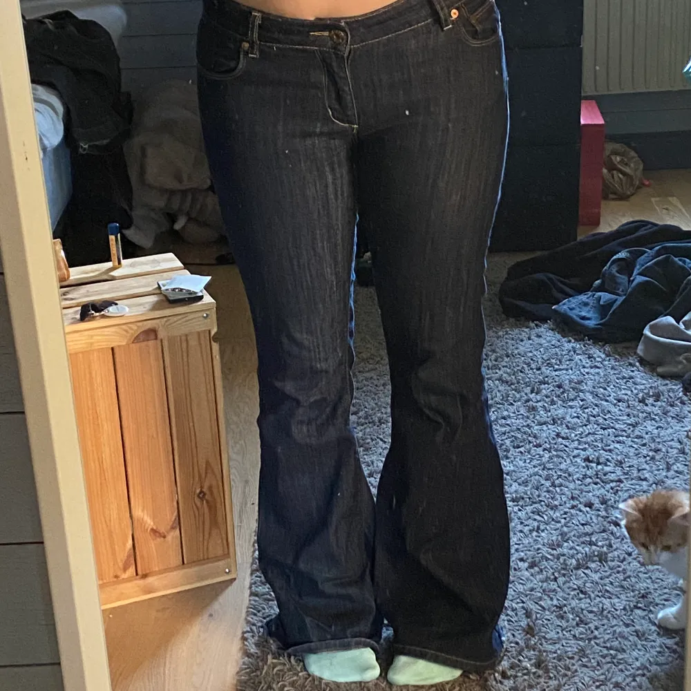 Low waist, bootcut jeans som jag inte använder längre. Slitna vid fötterna vilket syns på andra bilden. Jeans & Byxor.