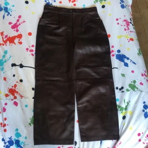 Bruna äkta läderbyxor från Zara - Bruna äkta läderbyxor från zara i storlek M. Använda 1 gång.