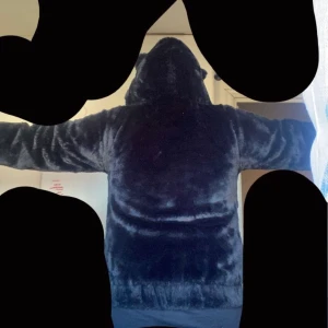  Fluffig jacka i storlek 170/S - Liten i storleken, Oanvend köpte för 250kr