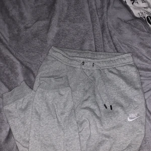 Nike mjukisbyxor - Nike grå mjukisbyxor, skönt nu till vintern. Inga tecken på användning