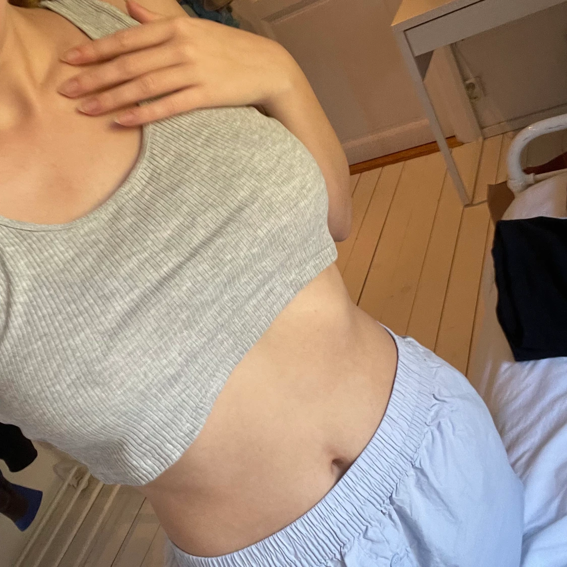 Gina tricot grått linne croppat 