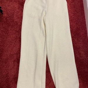 Ljusgula vida byxor!  - Supersköna vida byxor i ljusgult, storlek XS men stora i storleken. Knappt använda!