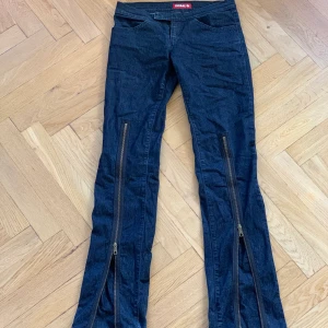 Low waist jeans - Snygga low waist/ bootcut jeans med coola kjedjor. Jeansen är i bra skick och sitter bra på mig men lite för långa. Storlek 28, hör av er vid intresse eller för mer bilder <3