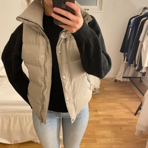 Väst från peak performance  - Säljer min superfina beiga väst från peak performance, som är helt perfekt till hösten!  Super fint skick! Köparen står för frakten, kan även mötas upp💕💕(finns även en luva som ingår till västen)