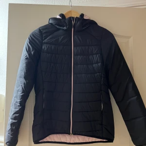 Everest Jacka KIDS - Säljer en jätte fin Everest jacka då den är för liten för min lillasyster, använd ett par gånger men är i bra skick! Köptes för 599 men säljer för 250 kr. Pris kan diskuteras 