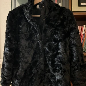 Fluffig liten päls aktig jacka KIDS - Säljer en fluffig svart pälsjacka, från Lindex till barn. Jätte fin! Använd ett par gånger men är i bra skick! Köptes för 499 men säljer den för 200. Pris kan diskuteras! 
