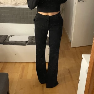 Kostymbyxor  - Sjukt långa kostymbyxor i stl 32 från NA-KD. Säljer för jag har liknande och dessa aldrig används. Jättesnygga och perfekt att ha till vardags och fest! 💕