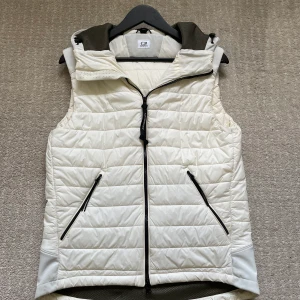 Cp company  - Säljer nu min cp company väst, den är i väldigt bra skick och har inga hål eller sånt. Skick 9/10 Den är väldigt svår att få tag på och den är slutsåld överallt i vit. Den är självklart äkta, jag har tags som man får med, skriv om ni vill ha mer bilder. 