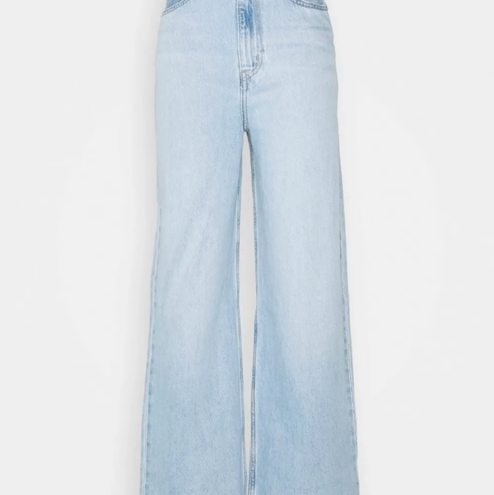 Säljer dessa Levis jeansen jag köpte för ett par månader sen från Zalando, säljes pga för stora. Storleken är 26/31. Helt oanvända endast testade med prislapparna kvar. Köptes för ca 1000kr säljer för 800kr. . Jeans & Byxor.