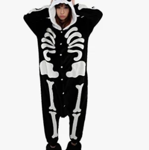 onsie - skellett onesi, jätte skön att ha på sig och sitter skönt, värmer bra och enkel att få på sig, köpt på amazon för 450 med frakt, kontakta mig för bilder på den💓