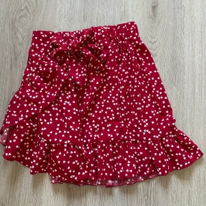 Kjol - Säljer denna jättefina kjolen från Shein. Köpt förra sommaren, helt oanvänd💕💕