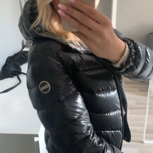 Colmar jacka  - Säljer nu min älskade colmar jacka pågrund av att den börjar bli För liten! Jackan är i storleken S och är i bra kvalite. Endast använt jackan en vinter. Skriv för fler frågor 💓