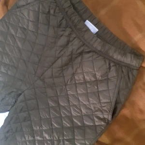 Gröna quiltade överdragsbyxor  - I absolut nyskick, kommer aldrig till användning. Men den är verkligen hur fin som helst. 70 pp