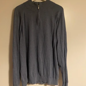 Zip tröja - En jättefin zip tröja som är köpt second hand. Den är ganska tunn i tyget så perfekt när det är lite varmare ute! Den är köpt second hand men knappt använd sedan dess eftersom den är lite stor på mig❤️❤️