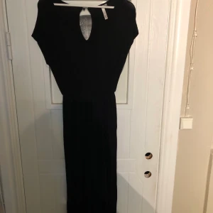 Jumpsuit - En svart jumpsuit ifrån lager 157 använd några gånger men i bra skick. Resår vid midjan. 