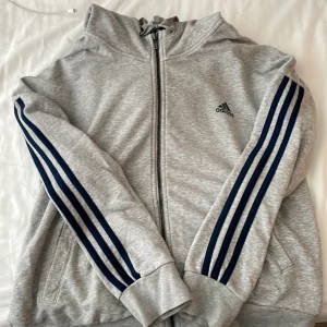 Adidas tröja  - Använd några gånger, bra skick 
