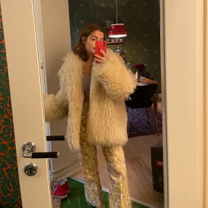 Faux fur - Otrolig faux fur. Tillkommer detaljer som på bild 3, valde att ta bort mina. Kostar 2000 som ny men kan tänka mig sälja för 500!!!! Den e så häftig!!! å varm :) ( VEGAN 💕) passar alla oavsett kön 