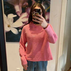 Stickad tröja  - Rosa stickad tröja från Cubus i strl S. Jättefin om man viker in den under bh:n så den blir croppad! 
