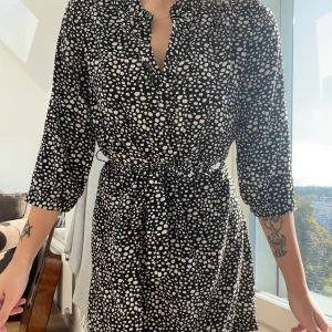 Fin prickig klänning - En superfin och skön prickig klänning med ett skärp( av band) till. 